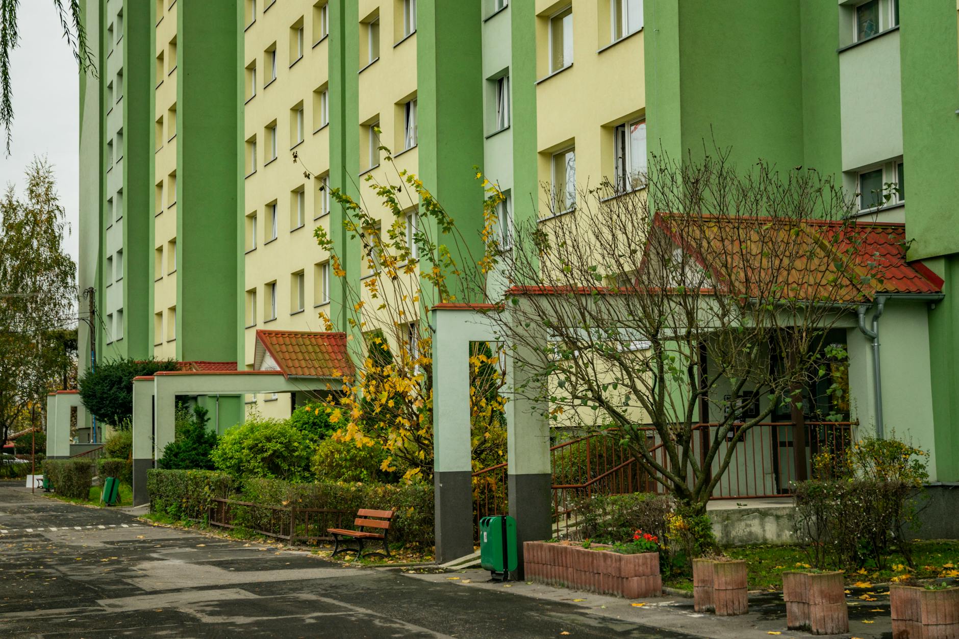 Nowoczesne, energooszczędne bloki mieszkalne w Sejnach, symbolizujące nowe mieszkania komunalne.