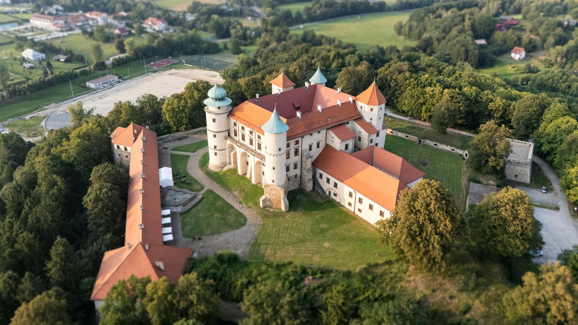 Nowy przewodniczący Rady Miasta Sejny Michał Miszkiel podczas sesji.